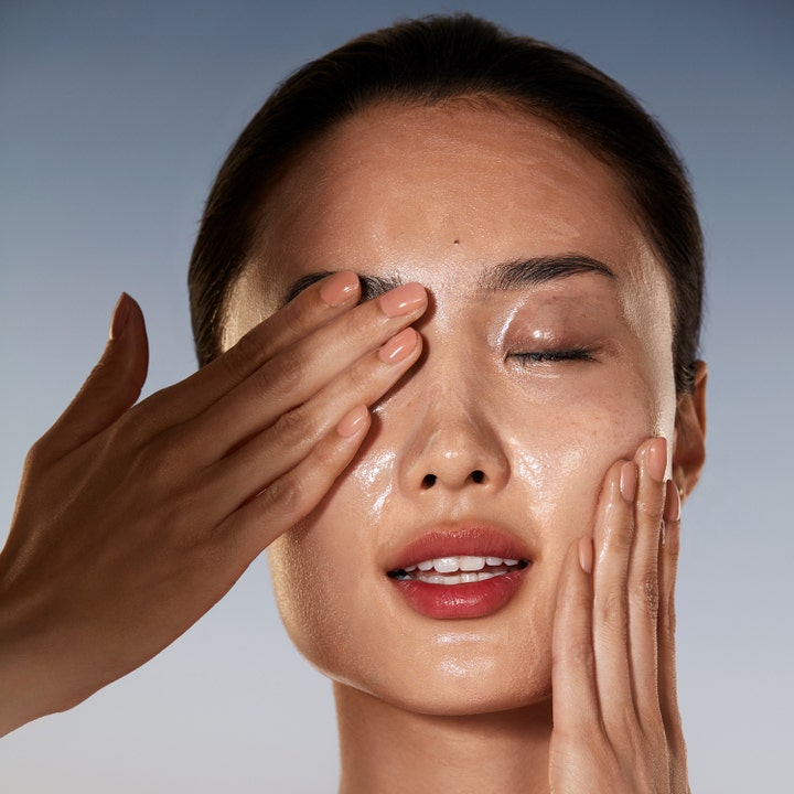 Estée Lauder Advanced Night Cleansing Balm 70 ml ansiktsrengöring som masseras in i ansiktet för en ren hy.