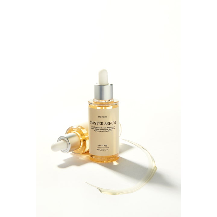 Mixsoon Master Serum 60 ml återfuktande ansiktsserum i glasflaskor med pipett och utstruken textur.