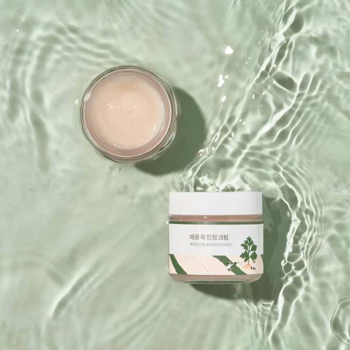Round Lab Mugwort Calming Cream 80 ml lugnande Round Lab mugwortkräm i glasburk som visar krämig textur i vatten.