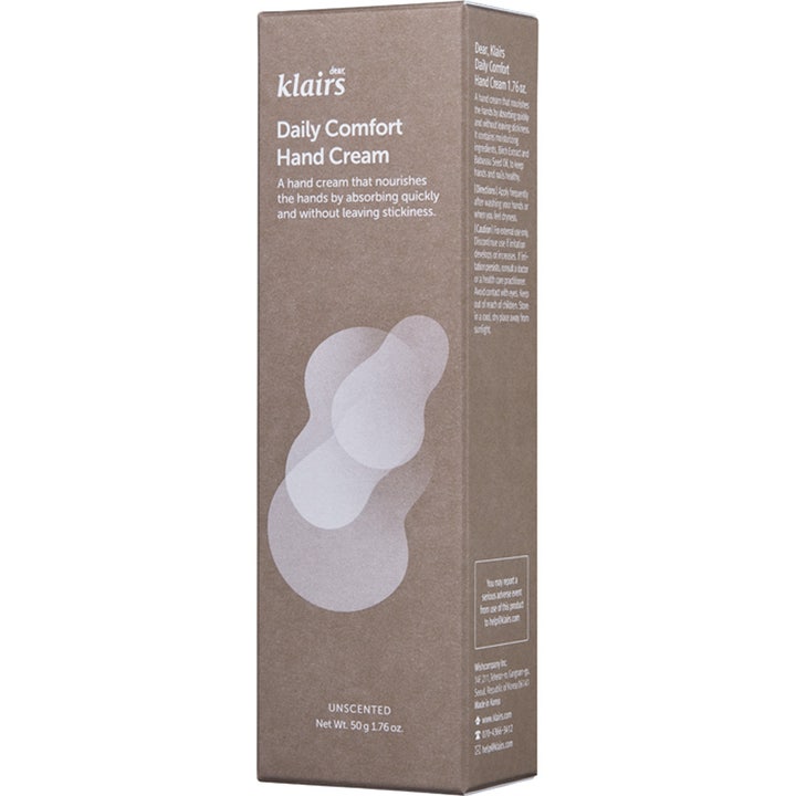 Klairs Daily Comfort Hand Cream 50 g oparfymerad handkräm i en brun ytterkartong med abstrakta vita former.