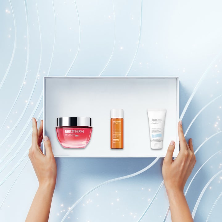 Biotherm Blue Peptides Uplift Cream SPF30 Holiday Set 1 st lyftande hudvårdskit i en vit box hållen av två händer