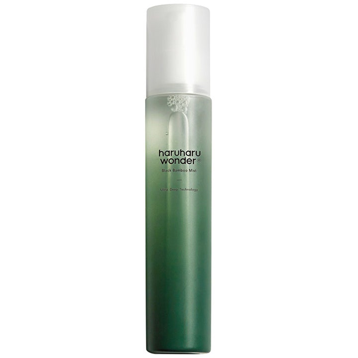 haruharu wonder Black Bamboo Mist 150 ml återfuktande face mist i en frostad grön gradientflaska med vitt lock
