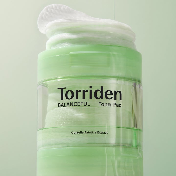 Torriden BALANCEFUL Cica Toner Pad 180 ml lugnande toner med vita pads i en grön burk med Centella Asiatica Extract