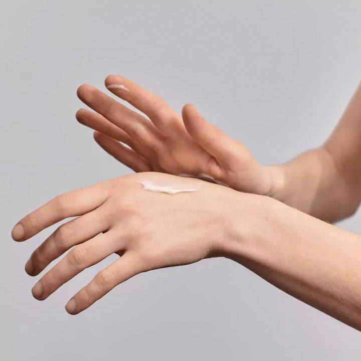 Jorgobé Niacinamide Hand Balm 65 ml vårdande handkräm som appliceras med en klick vit kräm på huden.