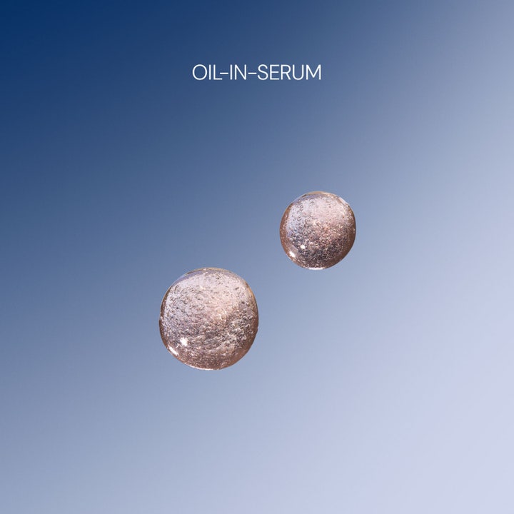 Elemis Pro-Collagen Rose Micro Serum 30 ml plumperande serum med rosa oil-in-serum droppar mot blå bakgrund.