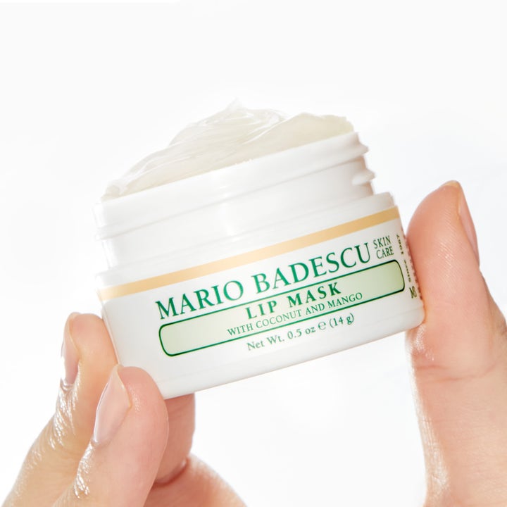 Mario Badescu Lip Mask Coconut & Mango 14 ml återfuktande läppmask i vit burk som hålls i en hand