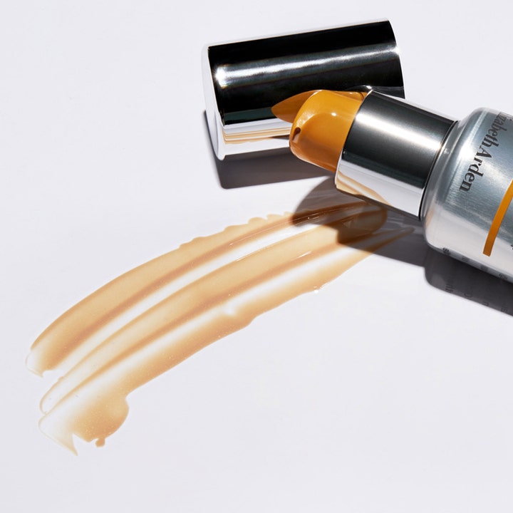 Elizabeth Arden Prevage City Smart SPF 50 solkräm ansikte med tonad krämig textur och silverpump.