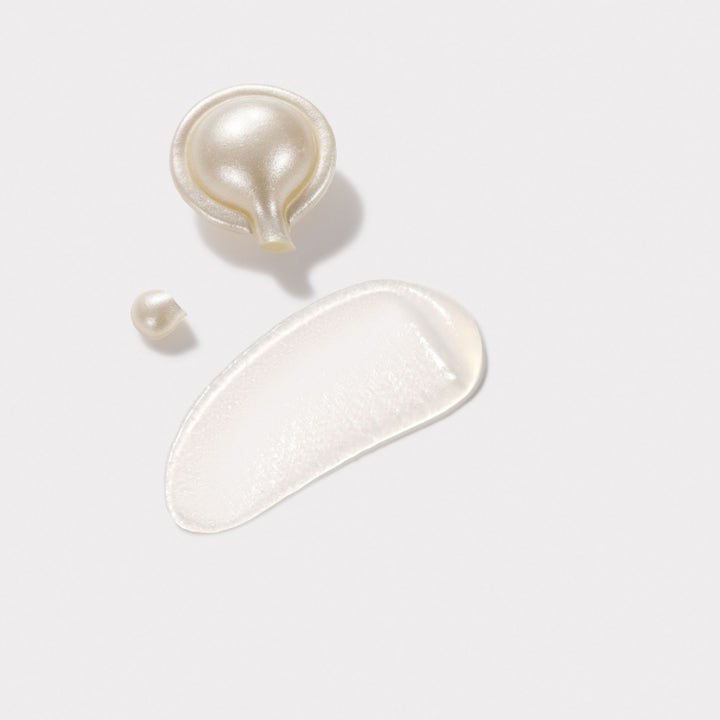Elizabeth Arden Ceramide Capsules 30 st återfuktande serum i pärlemorvit kapsel med genomskinlig textur