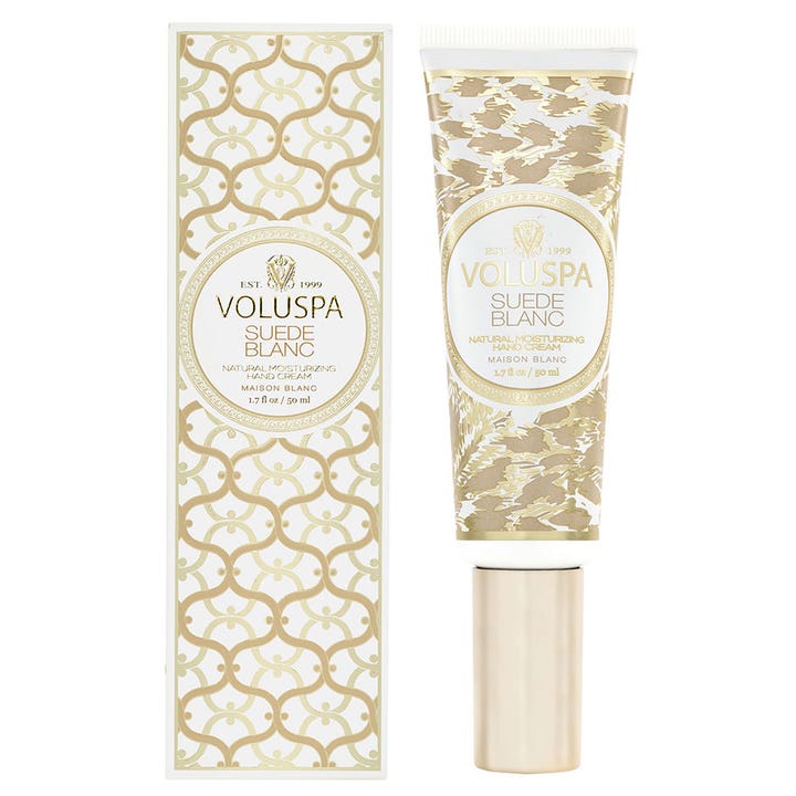 Voluspa Suede Blanc 50 ml lyx hudvård och handkräm för torr hud i vit tub och ask med dekorativa gulddetaljer.