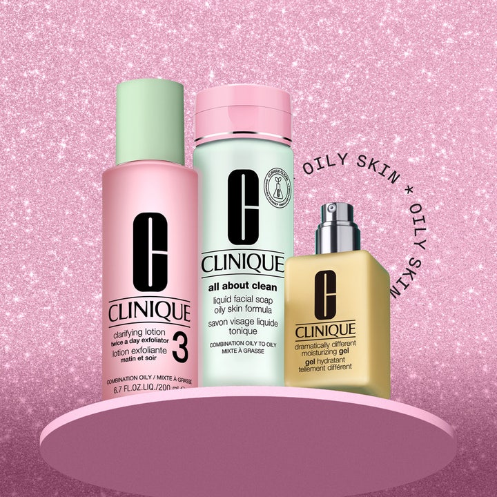 Clinique 3-Step Skincare System 525 ml hudvårdspaket för fet hy med tre flaskor på ett rosa glittrigt podium