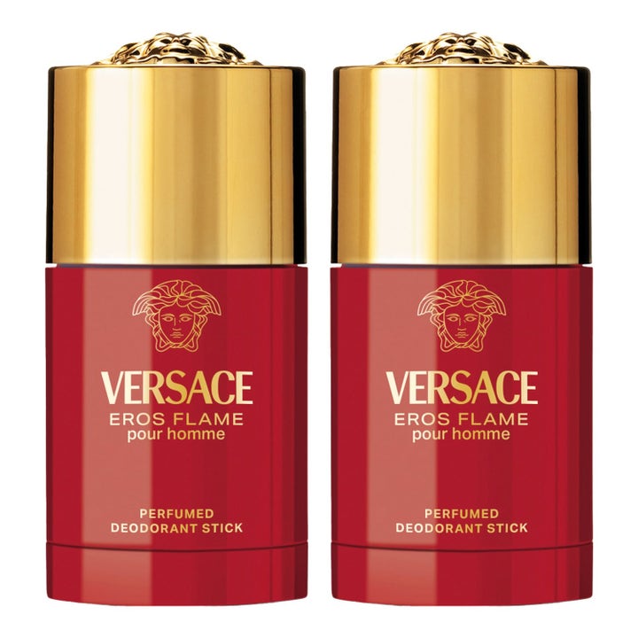 Versace Eros Flame deostick ger en maskulin Versace känsla med två röda hylsor prydda av lyxiga guldfärgade lock.