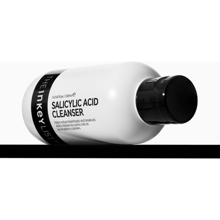 The INKEY List Salicylic Acid Cleanser 150 ml aknebehandling ansiktsrengöring i en liggande vit flaska med svart lock.