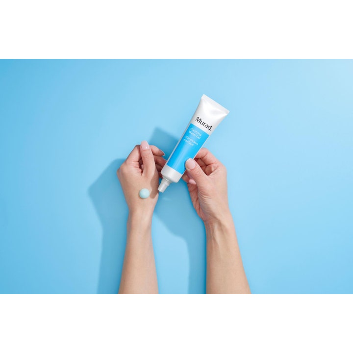 Murad Clarifying Water Gel 60 ml ansiktskräm med salicylsyra för oren hud visas som ljusblå gelklick på en hand.