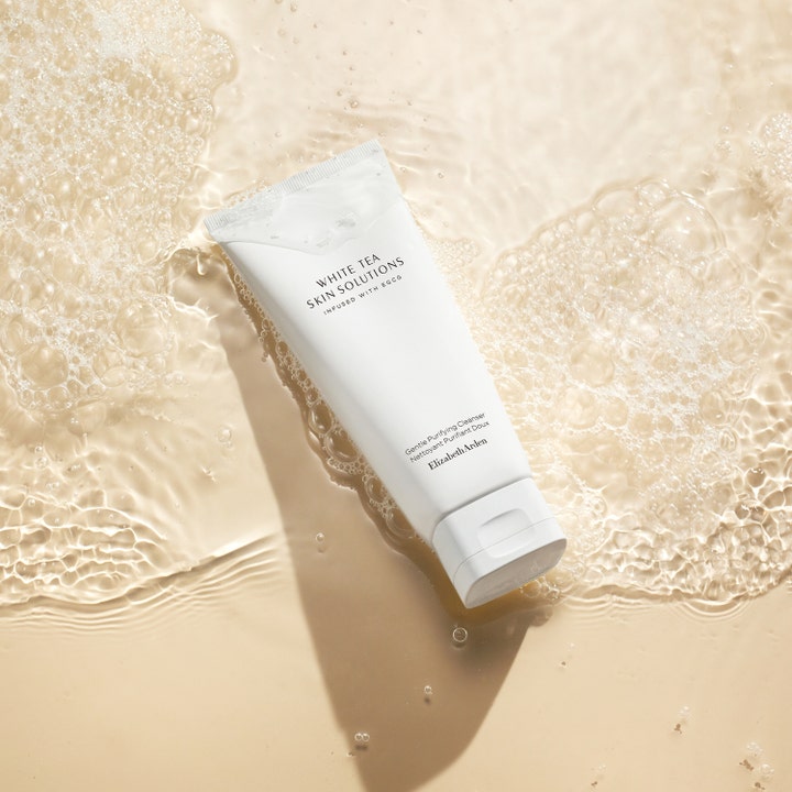 Elizabeth Arden White Tea Purifying Cleanser 125 ml lugnande mild ansiktsrengöring i vit tub placerad i vatten med skum