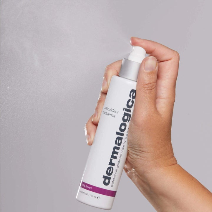 Dermalogica Antioxidant Hydramist Duo 2 x 150 ml återfuktande ansiktsmist sprayas ur vit flaska med silverdetalj.