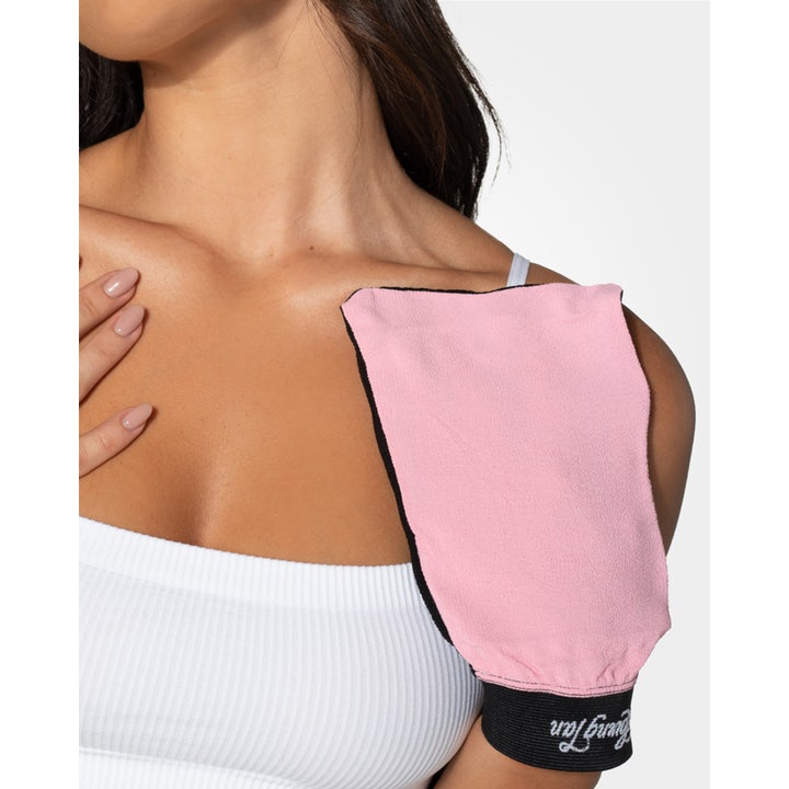 Loving Tan Tan Removing & Skin Polishing Glove 1 st rosa exfolieringshandske för brun utan sol borttagning på en axel