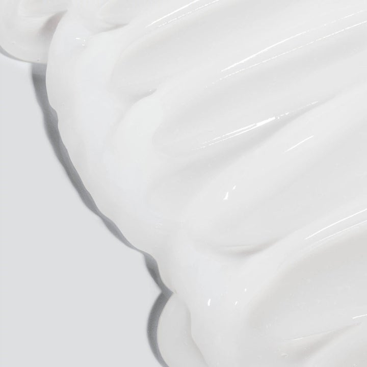 Dermalogica UltraCalming Cleanser Duo lugnande ansiktsrengöring visar en mjuk och krämig vit geltextur i närbild.