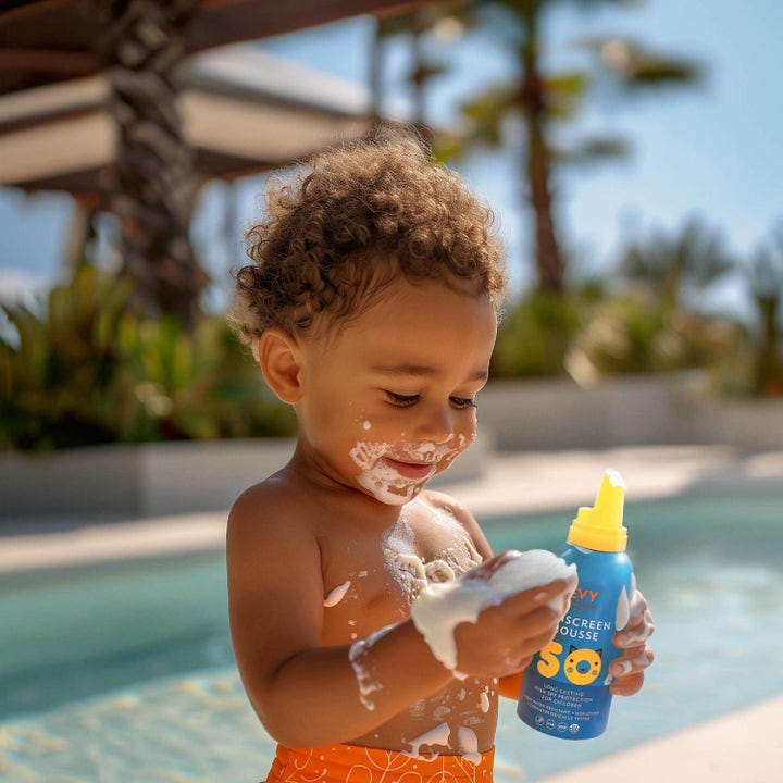 EVY Technology Sunscreen Mousse For Kids SPF50 Duo ger högt solskydd i mousseform som ett barn applicerar vid en pool.