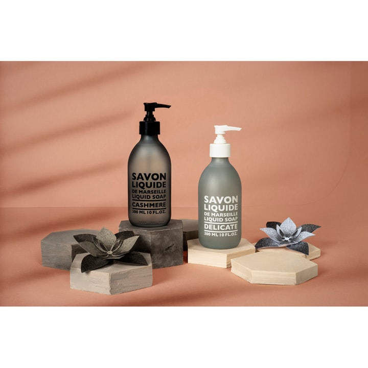 Compagnie de Provence Liquid Marseille Soap Cashmere 300 ml lyxig handtvål i mörkgrå frostad flaska med svart pump.