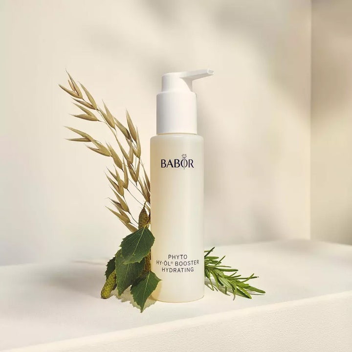 Babor Phyto HY-ÖL Booster Hydrating 100 ml fuktbooster för mjuk hud i vit pumpflaska med gröna blad och torkat gräs.