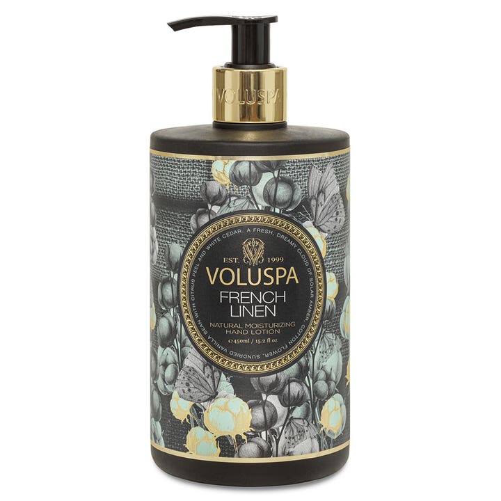 Voluspa French Linen 450 ml återfuktande handkräm är en parfymlotion med pump i mönstrad flaska med eleganta gulddetaljer.