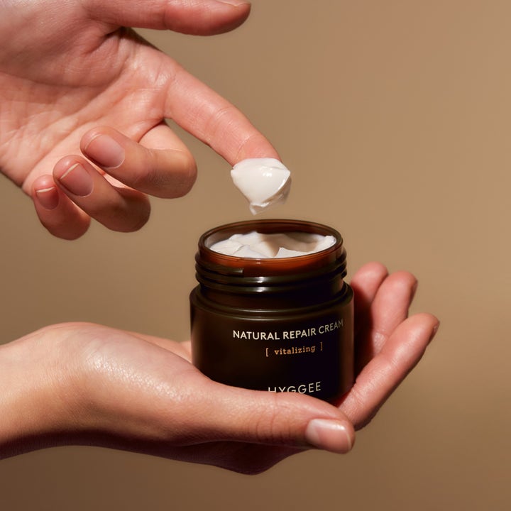 Hyggee Natural Repair Cream 50 ml återfuktande ansiktskräm för daglig användning med krämig vit textur i en mörk glasburk