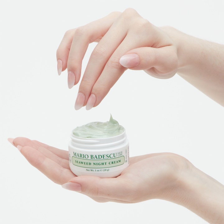Mario Badescu Seaweed Night Cream 29 ml återfuktande nattkräm i vit burk med krämig grön textur som hålls i händerna