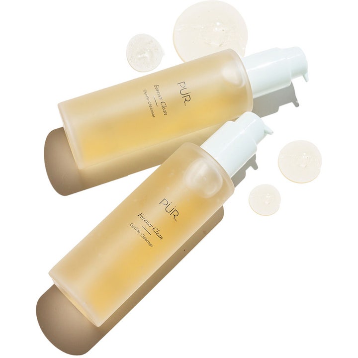 PÜR Forever Clean Gentle Cleanser 150 ml mildrengöring i frostade pumpflaskor med klickar av klar gel.