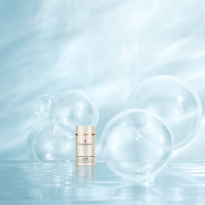 Elizabeth Arden Ceramide Hyaluronic Acid + Peptides Water Cream 50 ml återfuktande dagkräm i beige flaska bland stora bubblor.