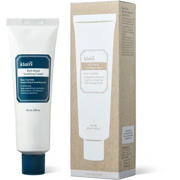 Klairs Rich Moist Soothing Cream 80 ml lugnande ansiktskräm i vit tub med blått lock och beige kartong