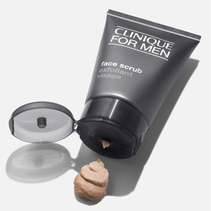 Clinique For Men Face Scrub 100 ml ansiktsskrubb för män i grå tub med krämig beige textur på vit yta