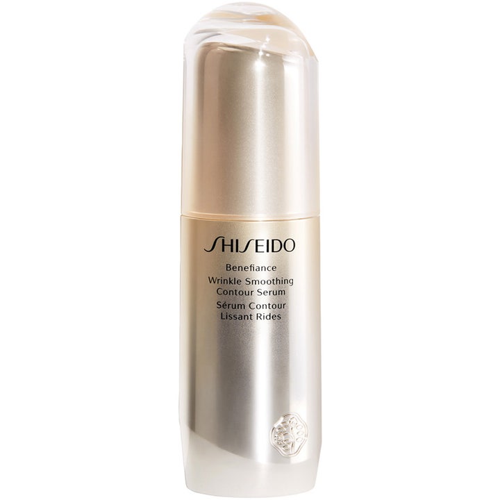 Shiseido Benefiance Wrinkle Smoothing Contour Serum fuktgivande anti-rynk serum som ger slätare hy i guldfärgad pumpflaska.