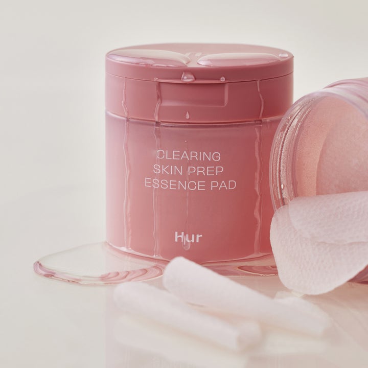 House of Hur Clearing Skin Prep Essence Pad 140 ml i rosa burk med fuktande pads och klar vätska.