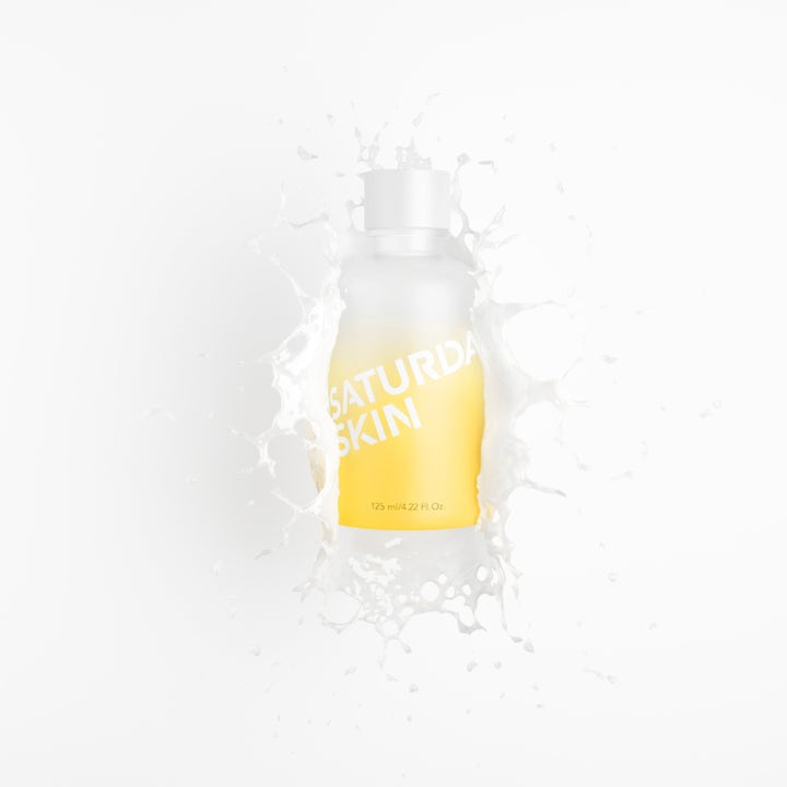 Saturday Skin Yuzu Vitamin C Brightening Toner 125 ml lystergivande ansiktsvatten i frostad flaska med vitt stänk.