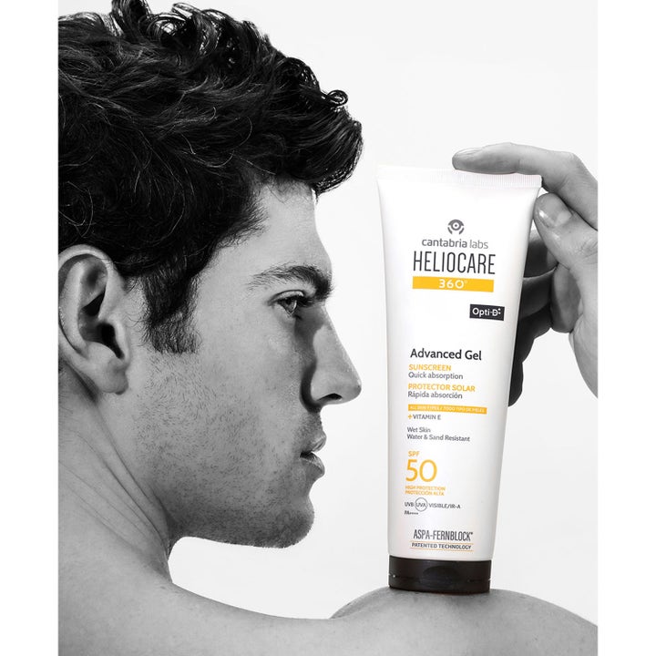 Heliocare Advanced Gel SPF 50 250 ml solkräm i tub som hålls av en man i en lifestyle-miljö.