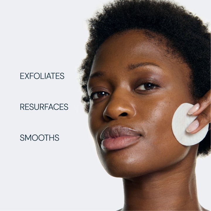Elemis Dynamic Resurfacing Pads 60 st ger enzym exfoliering. Kvinna använder vit rondell för ansiktsförnyelse på kinden.