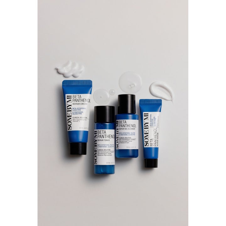 Some By Mi Beta Panthenol Repairs Starter Kit 90 ml reparerande hudvård med blå flaskor och krämiga vita swatches