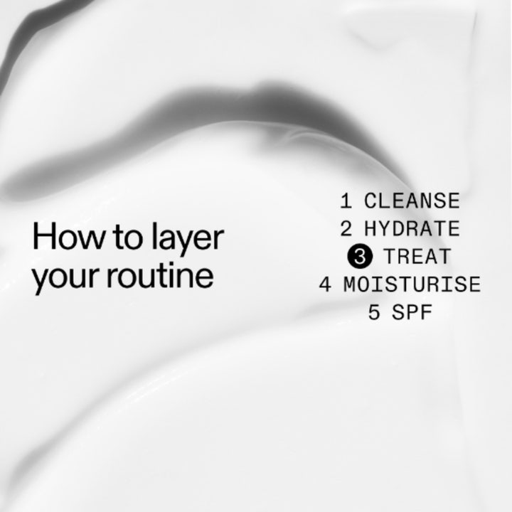 The INKEY List 360 Skin Clearing Serum 30 ml serum mot orenheter i vit krämig textur med guide för lager-på-lager.