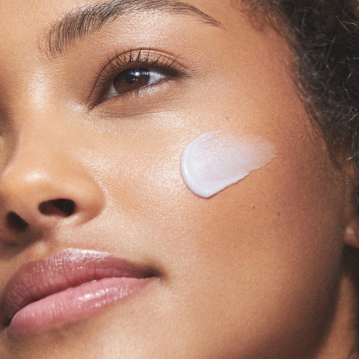KORA Organics Plant Stem Cell Retinol Alternative Moisturizer 50 ml ekologisk anti age kräm med lila kräm på kinden