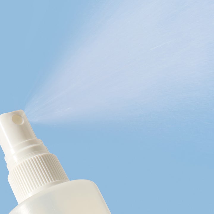 Mario Badescu Back And Body Clarifying Spray 236 ml motverkar orenheter med en fin mist från det vita munstycket.