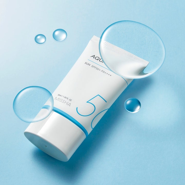 MISSHA All Around Safe Block Aqua Sun Gel 50 ml svalkande gel solskydd ansikte omgiven av vattendroppar