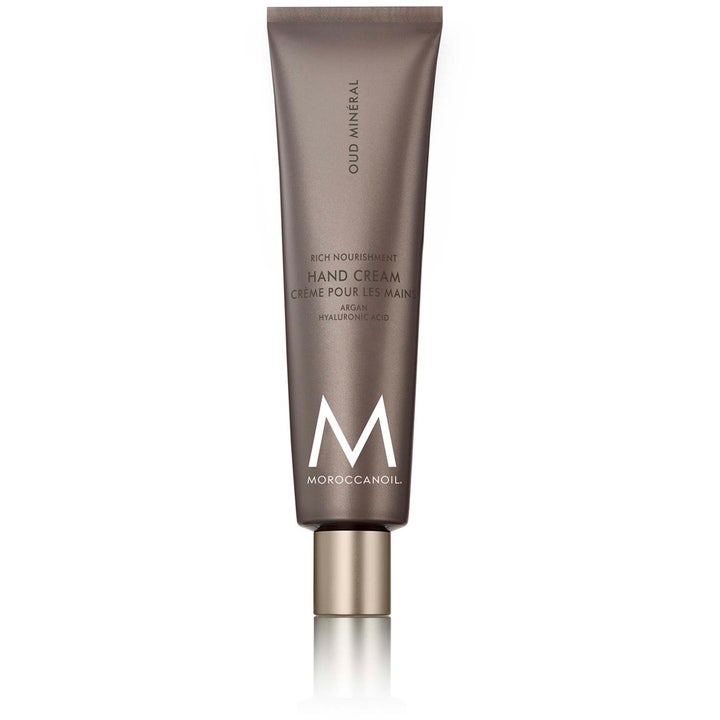 Moroccanoil Hand Cream Oud Minéral intensivt vårdande handkräm oud med argan i en bronsfärgad tub med guldlock.