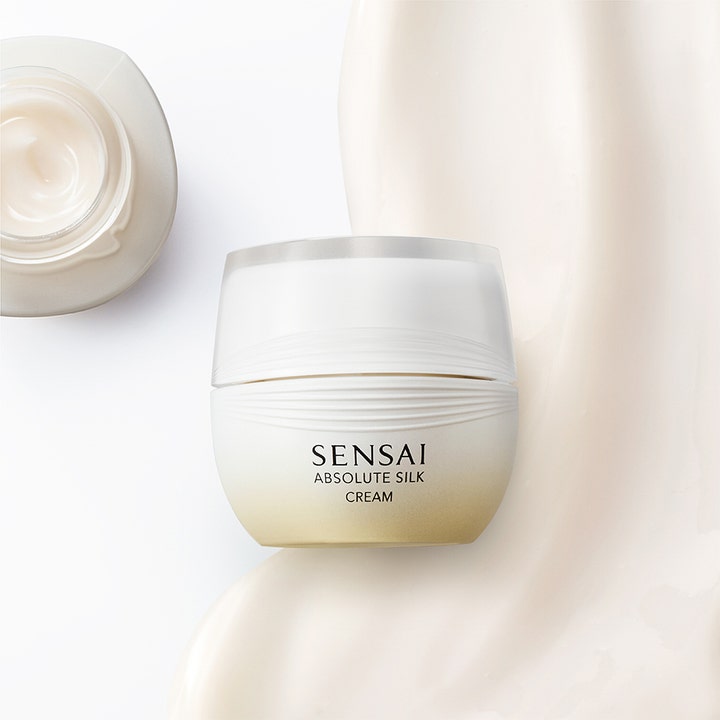 Sensai Absolute Silk Cream 40 ml fuktgivande ansiktskräm silke i vit och guld-burk med mjuk krämig textur.