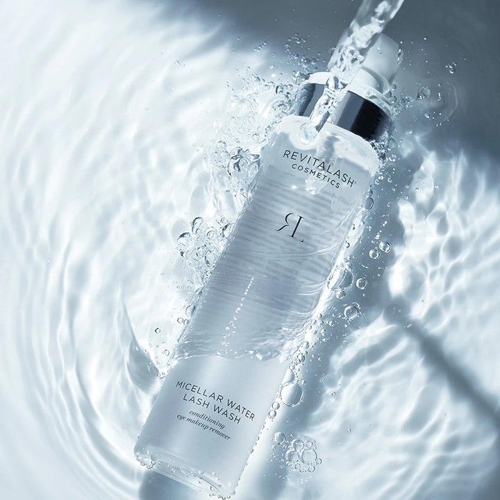 RevitaLash Micellar Water Lash Wash 100 ml rengörande fransrengöring i klar flaska omgiven av friskt vattenstänk.