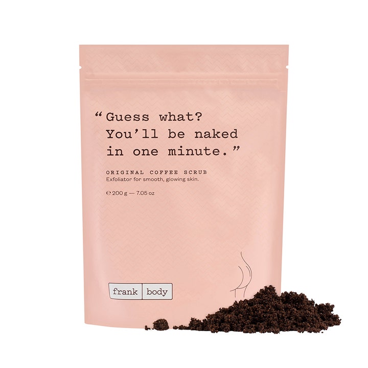 Frank Body Original Coffee Scrub 200g exfolierande kaffeskrubb i rosa påse ger glödande hud med synlig mörk kaffetextur