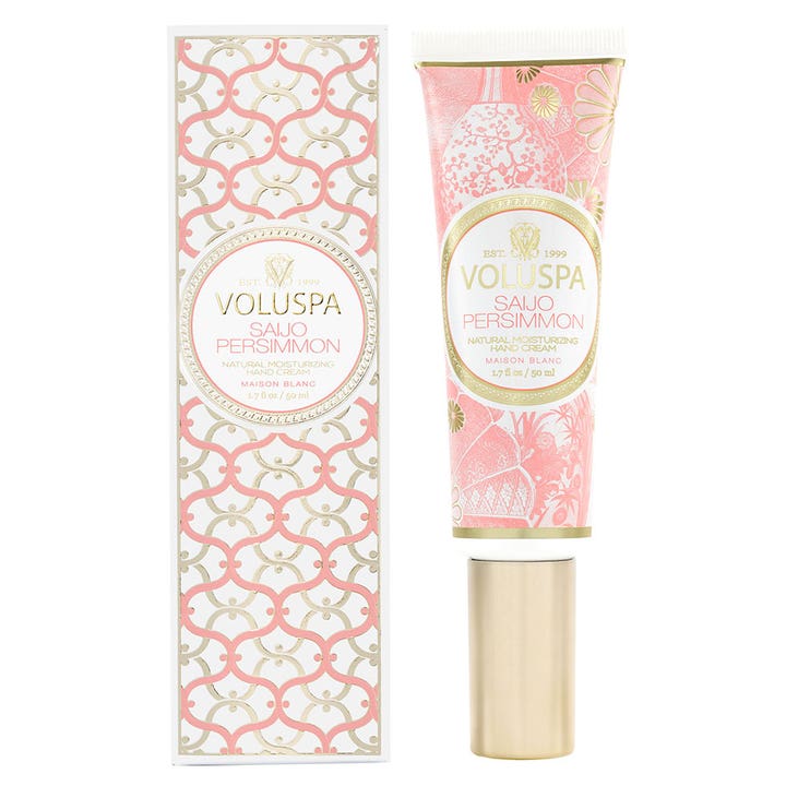 Voluspa Saijo Persimmon 50 ml återfuktande handkräm maison blanc i rosa mönstrad tub och ask med guldkork