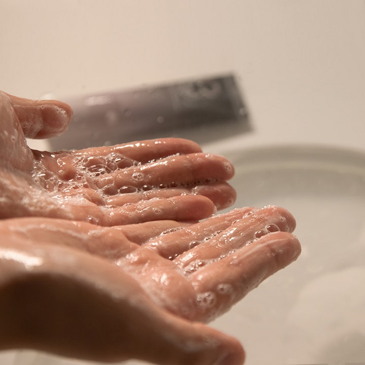 haruharu wonder Black Rice Moisture 5.5 Soft Cleansing Gel 100 ml löddrande ansiktsrengöring fuktgivande gel i händer