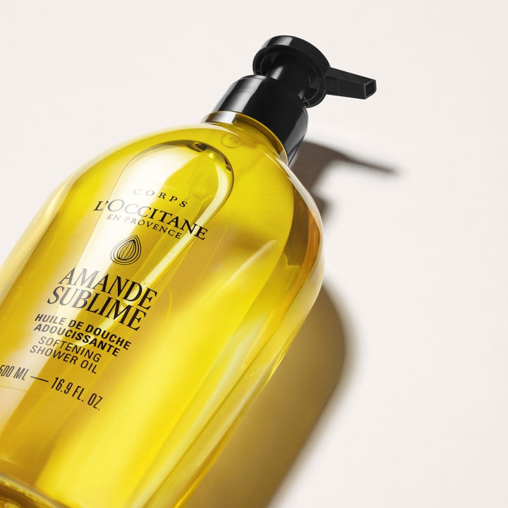 L'Occitane Almond Shower Oil 500 ml är en lyxig duschprodukt i genomskinlig pumpflaska med gyllene mandelolja.