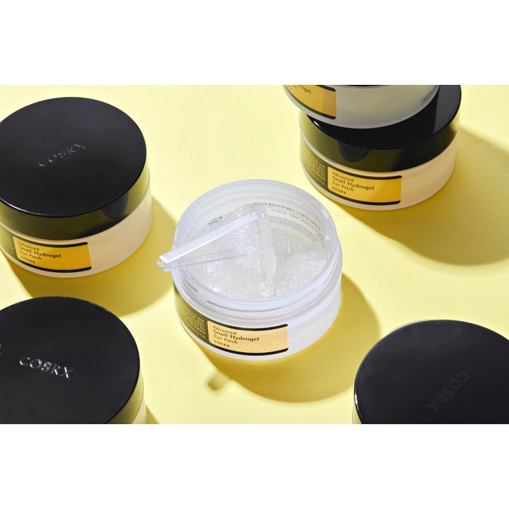 COSRX Advanced Snail Hydrogel Eye Patches 60 st återfuktande snigelmask med mönstrade patches och spatel i öppen burk