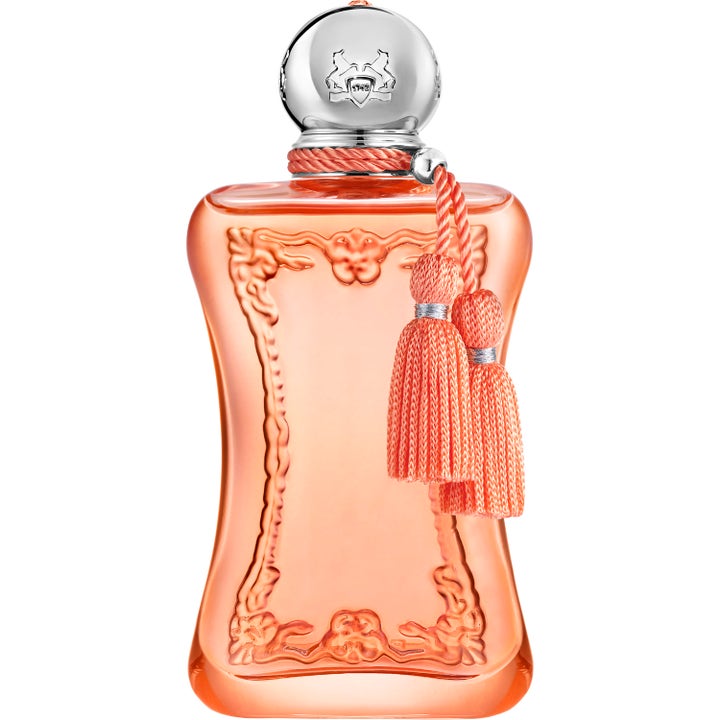 Parfums de Marly Athénais 75 ml parfym i en persikofärgad glasflaska med dekorativa tofsar och ett silverlock